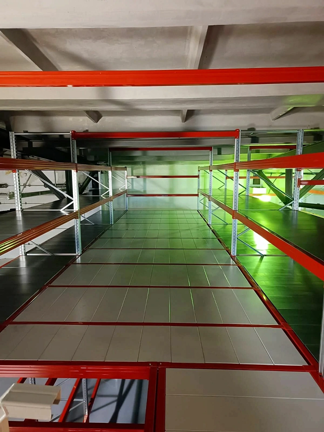 Мезонинный стеллаж трехэтажный, на рамах